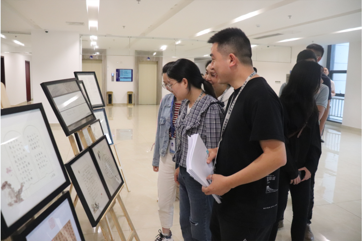 圖為：開投集團(tuán)展出優(yōu)秀獲獎作品，干部職工及家屬參觀書法作品，學(xué)習(xí)廉潔文化.png